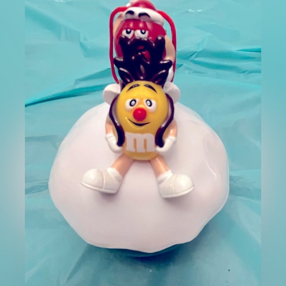 M&M’s ORNAMENT, RED & YELLOW M&M On Sled/SLEIGH, SNOWBALL NEW OPEN BOX - Picture 9 of 13